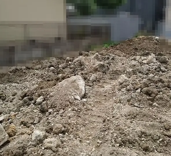 地中埋設物<br>鉄骨造2階建解体工事後地盤改良材が出てきました。