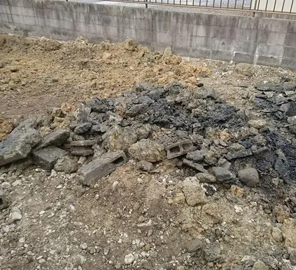  地中埋設物<br>解体工事後、浄化槽の中から出てきたがれき類。