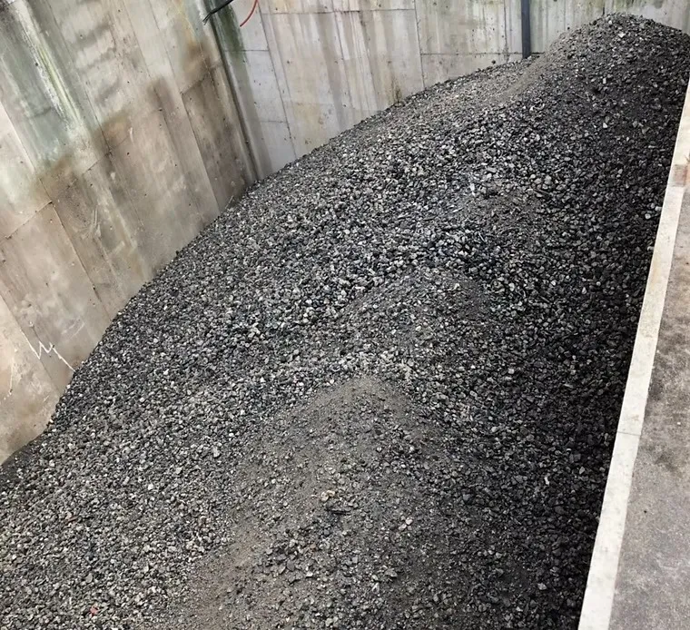  砕石、土入れ、整地、転圧<br>駐車場解体工事後に砕石・土入れ。