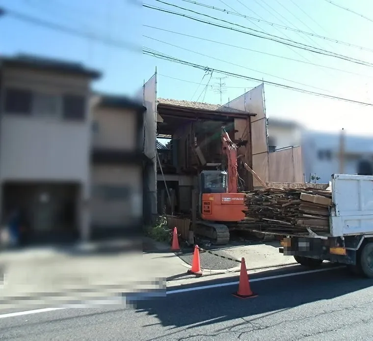 工事中<br>重機で壊しながら大きい木材はそのまま積みます。