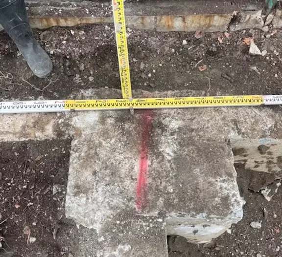 地中埋設物<br>鉄骨造2階建て解体工事後、地中埋設物が出てきました。<br>大きな布基礎でした。<br>こちらの土地は、売買物件でしたので仲介業者様、売主様、買い主様双方話し合いの上、きちんと撤去・運搬・処分しました。