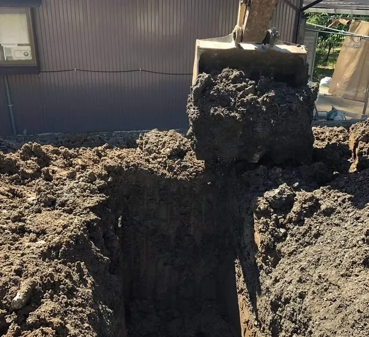 試掘工事中<br>建物解体工事後に、重機があるうちに土地の何箇所かを掘ってみました。<br>こちらの土地には、地中埋設物は何もありませんでした。<br>きれいに整地工事をしてお客様へお引渡ししました。