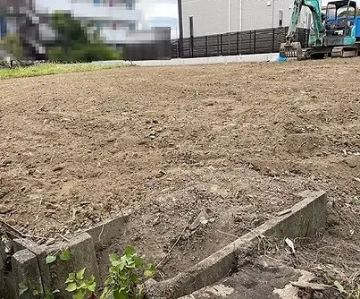 撤去後<br>重機で掘って、人力で仕分け。<br>土を落として運搬。