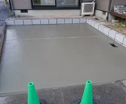 駐車場/生コン打設完了<br>生コン打設。<br>乾くまで待って、完成。