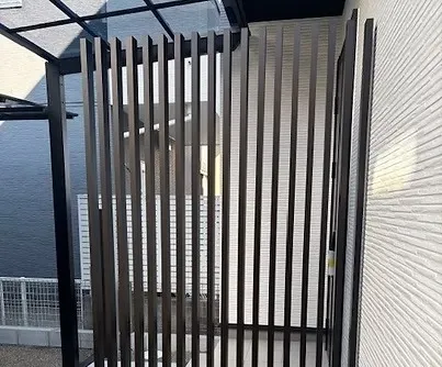 玄関まわり<br>カーポートから玄関まで庇を設置。