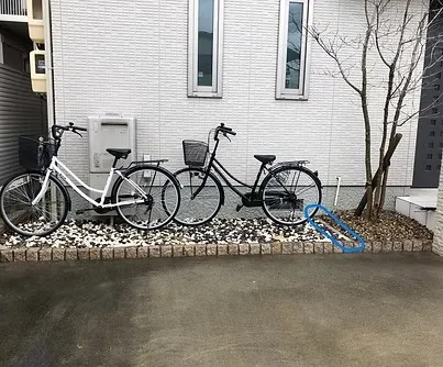 リフォーム工事完成<br>自転車置き場と植栽部分の砂利の種類が違うため、ブロックで見切りを付けました。