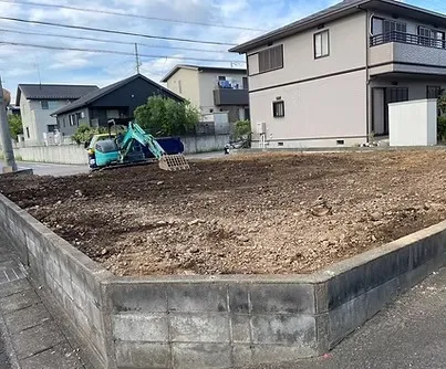 整地工事<br>建屋・基礎が無くなり、試掘工事を完了して整地工事。<br>ブロックを残して再利用。