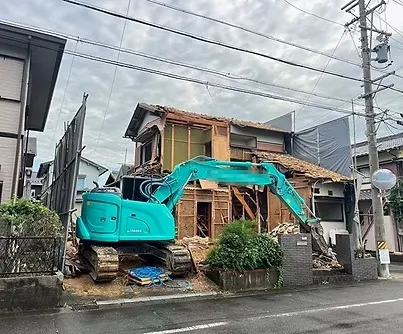 木造住宅解体工事中<br>瓦下ろしも終わり、重機を搬入していよいよ木造住宅の建屋解体工事。<br>​作業中は水撒き必須。