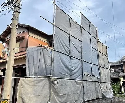 足場工事<br>解体工事に入る前に、住宅内外の残置物の片付けと足場工事。