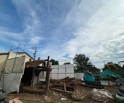 木造住宅解体工事中<br>大変だった瓦下ろし。<br>​蔵の解体工事は土壁が厚く侍従が重いため建物が開いていくので瓦・屋根を手壊し解体工事。<br>重機を搬入していよいよ木造住宅の建屋解体工事。​