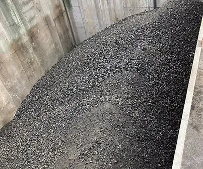 砕石・土入れ/整地・転圧工事<br>壊した後、平面の高さになるまで砕石と土を搬入。​